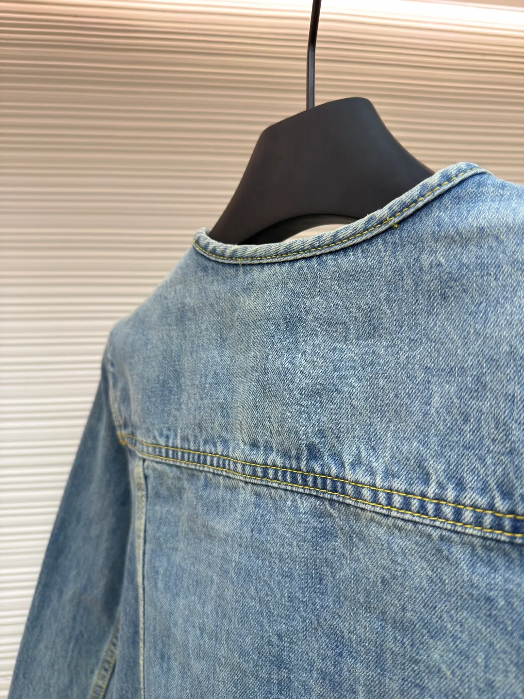 LOUIS VUITTON rope embroidered round neck denim jacket ●Authentic product: purchased and developed by 22816 ●Item number: 1680834-B25 ●Fabric: denim fabric ●Technology: embroidery production ●Version: fitted version ●Weight: about 630 grams ●Size: 34-36-38 ●Description: The fabric is made of YB customized denim fabric, with straw rope embroidery design on the chest. The overall alignment is straight and delicate, the fabric is comfortable and soft, and the color is consistent without color difference. It can be matched with the same style to create a fashionable look and control various occasions. Customized accessories, complete with three standards, same style for men and women!